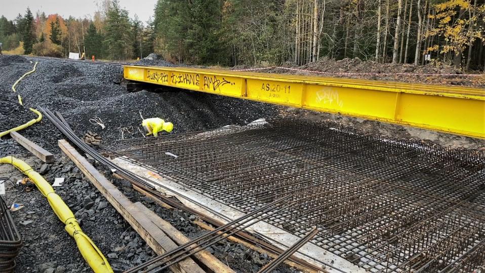 Rautatien alle rakennetaan paalulaattaa vaihteistolle