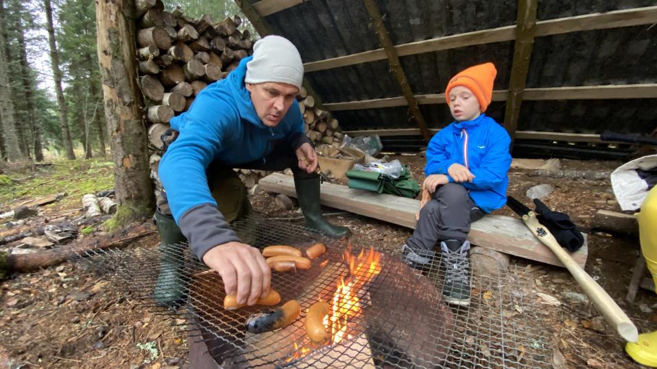 Harri Koistinen ja Kaapo Kervinen istuvat laavulla
