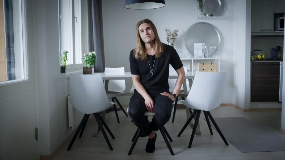 Samuel Jyrinki istuu keittiössä.
