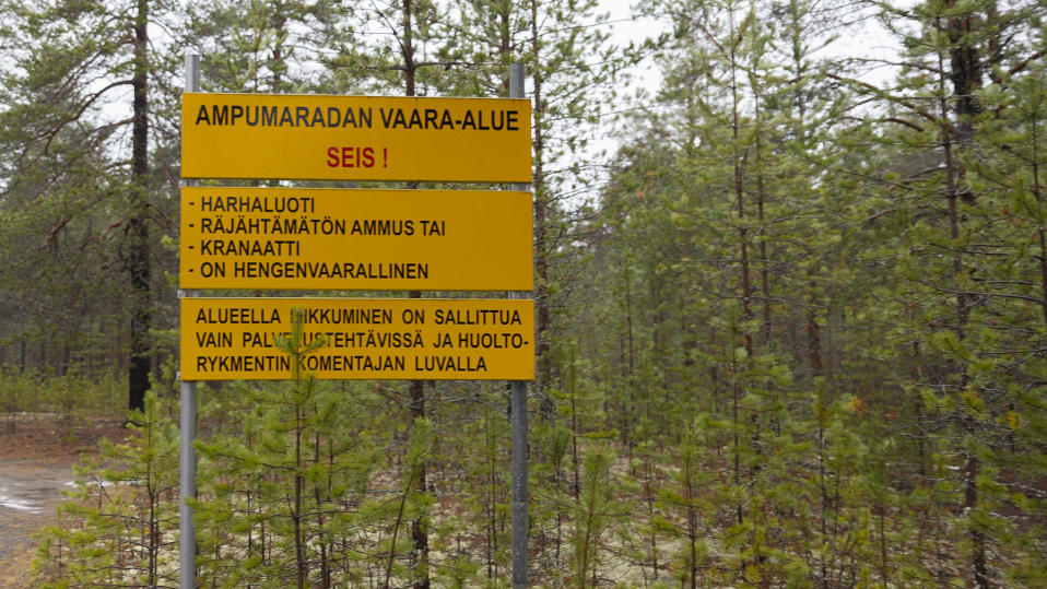 Ampumaradan varoituskyltti