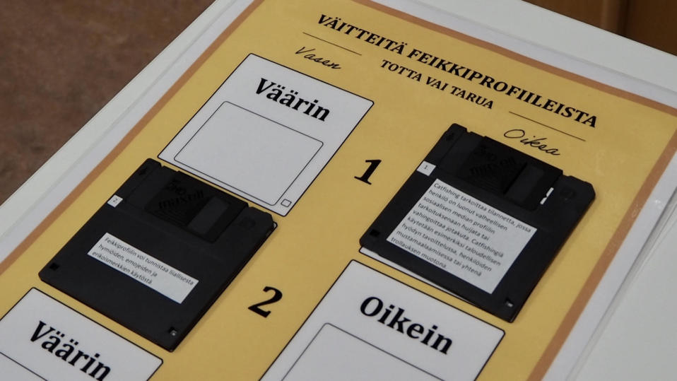 Pakohuonetehtävä, jossa diskettejä täytyy laittaa oikeille paikoille sen mukaan, onko niihin kirjoitettu väittämä oikein vai väärin.