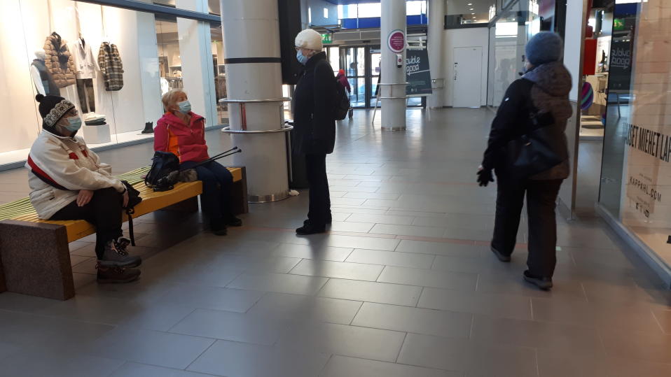 Kasvomaskeja pitäviä ihmisiä Rovaniemellä Kauppakeskus Revontulessa