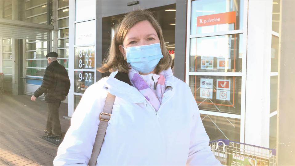 Seija Lehtilahti yrittää muistaa laittaa maskin kasvoille kauppaan mennessä, mutta joskus se unohtuu, koska maski ei ole aiemmin kuulunut asiaan.