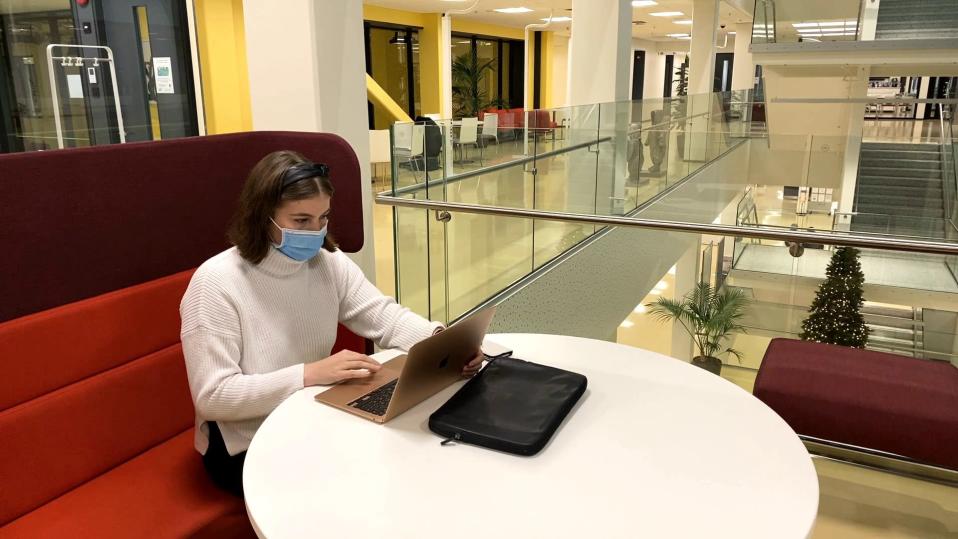 Lääketieteen kandidaatti Iida-Elisa Launonen opiskelee Tampereen yliopiston Arvo-rakennuksessa
