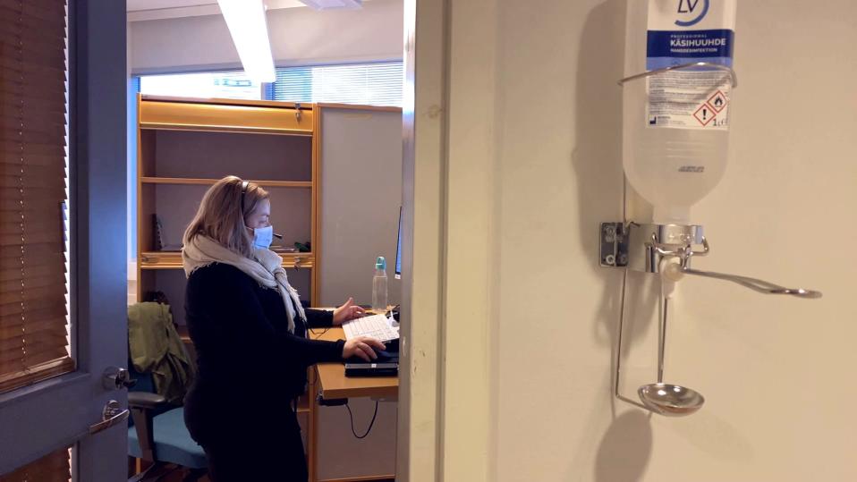 Sairaanhoitaja työskentelee Taysin