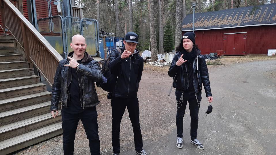 kolmes miestä pihalla