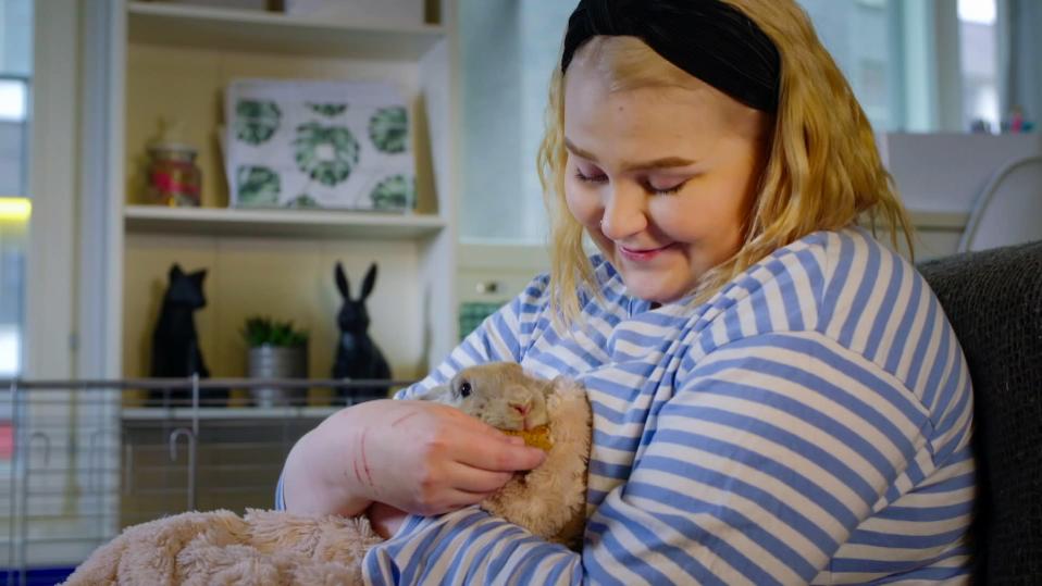 Vilma Parkkonen ja Viuhti-pupu.
