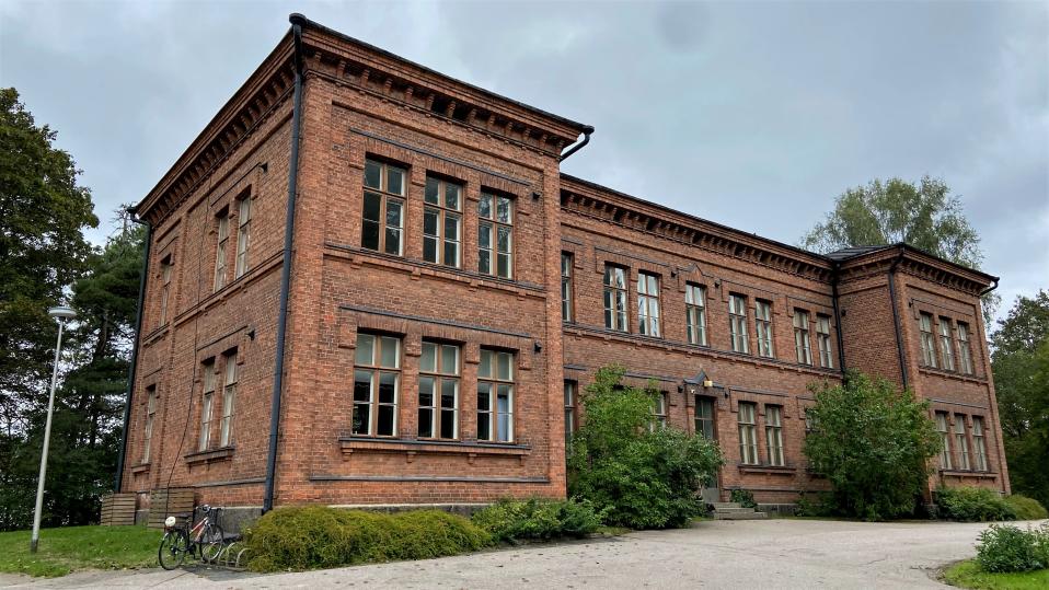 Steinerpäiväkoti on ollut viime ajat entisen varuskuntasairaalan tiloissa.