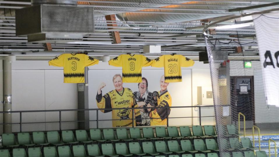 Lalli Partisen, Petri Skrikon ja Heikki Mälkiän jäädytetyt pelinumerot Lappeenrannan Kisapuiston jäähallissa.