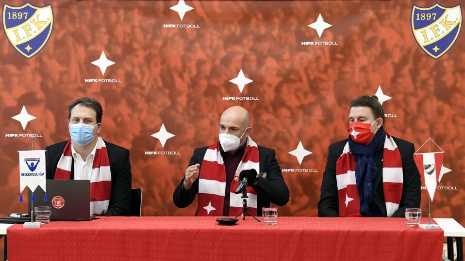 Jalkapalloseura HIFK:n hallituksen puheenjohtaja Heikki Pajunen (vas.), uusi päävalmentaja portugalilainen Bernardo Tavares ja urheilutoimenjohtaja Mika Lönnström joukkueen tiedotustilaisuudessa Helsingissä 21. joulukuuta 2021.