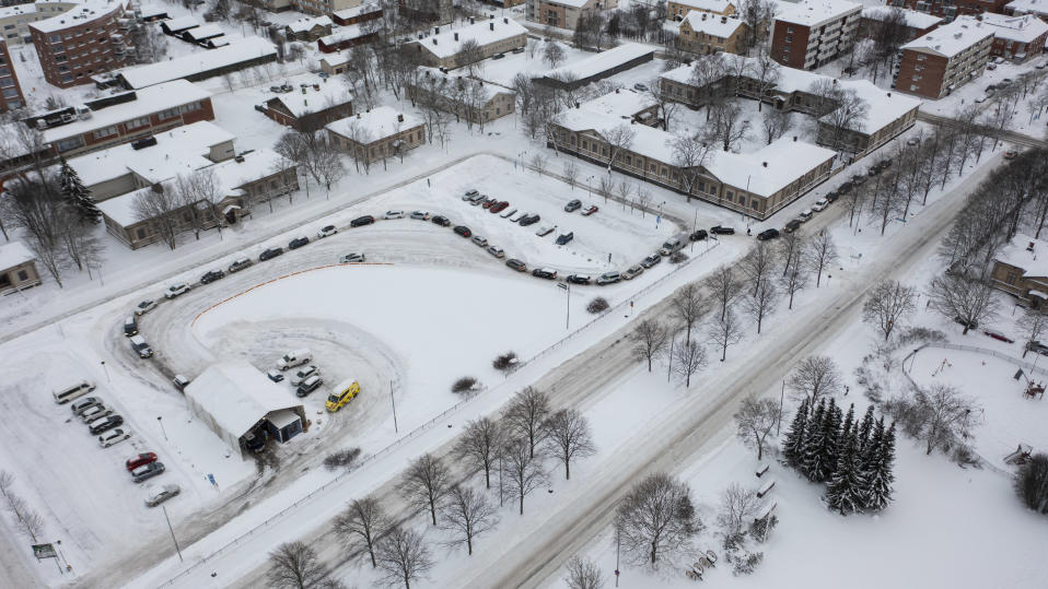 Koronatestiin jonottavien autojen jono kiemurtelee Vaasan keskustassa. Kuva otettu ilmasta.