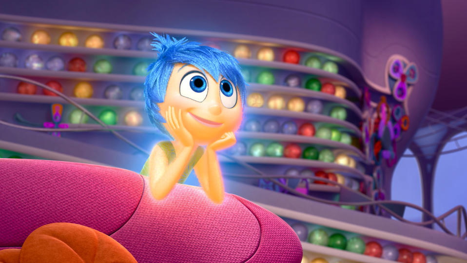 Kohtaus Pixarin animaatioelokuvasta Inside Out, jossa päähenkilö Ilo katselee tyytyväisenä horisonttiin.