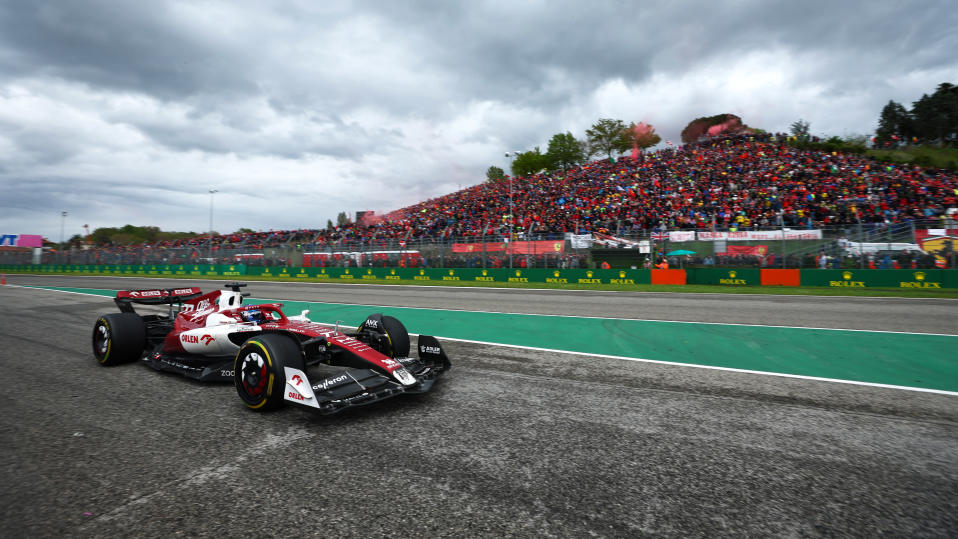Valtteri Bottas vauhdissa Imolan GP:ssä 24.4.2022.
