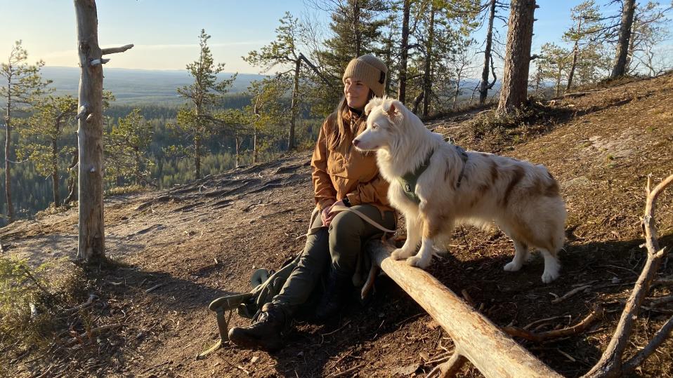 Valokuvaaja Eeva Mäkinen ja Lily koira Konttaisella.