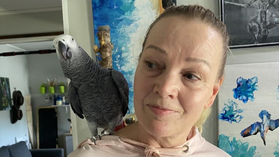 Laila Valme ja Afrikan harmaapapukaija Otto.