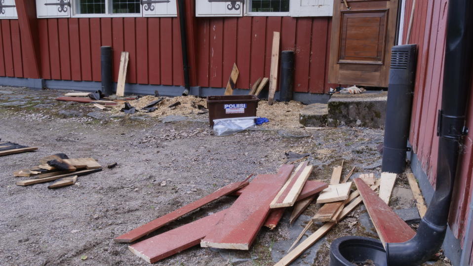 Palaneita ja irtirevittyjä lautoja kirkon ulkopuolella.