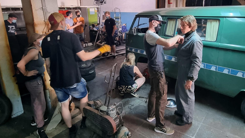 Jarno Saarista näyttelevää Tom Rejströmiä valmistellaan kohtaukseen.