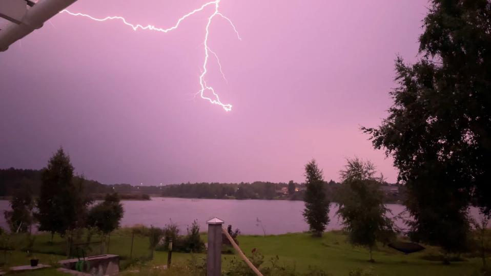 Salamat iskevät taivaalla Oulun pohjoispuolella