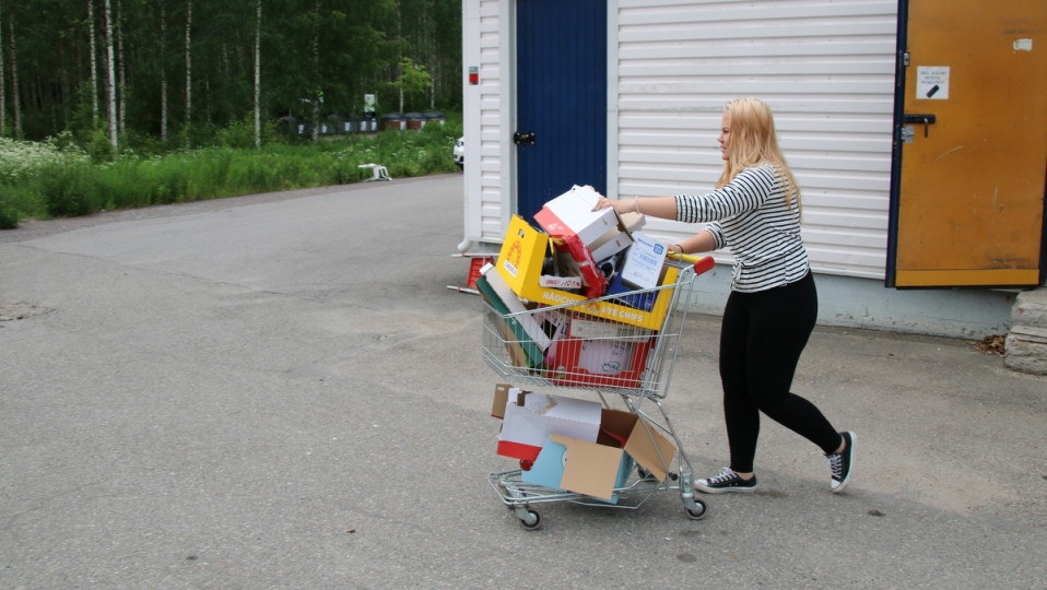 Mirva venäläinen vie pahveja keräykseen.