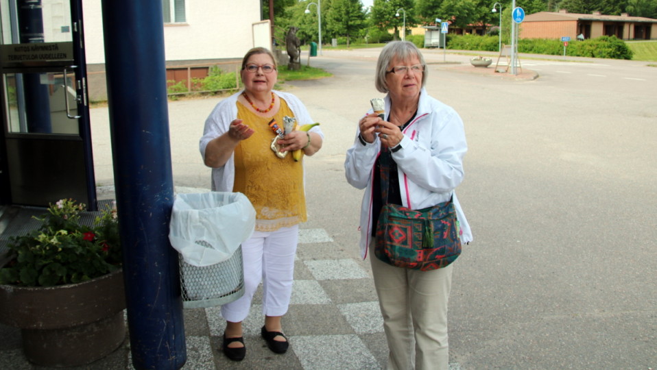 Rouvat syövät jäätelöä