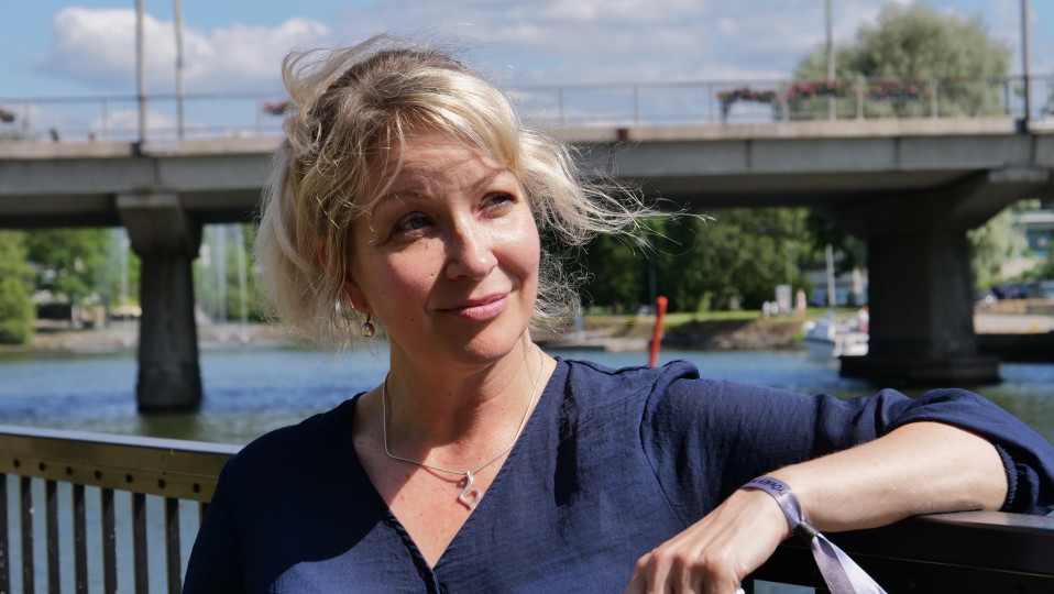 Heidi Lehto on kokenut olevansa ruotsalaisessa yhteiskunnassa aina hieman sivustaseuraaja. -Se, mitä mun sisällä on, herää elämään, kun tulee rajan yli, ja radiosta alkaa kuulua suomalaista puhetta ja musiikkia.