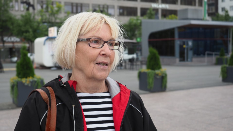 Karjalanpiirakoiden, kukkasten ja kahvin tuoksu, ystävälliset ihmiset, Ilomantsissa mökkeilevä vantaalainen Irja Koljonen luettelee Joensuun torin valtteja.