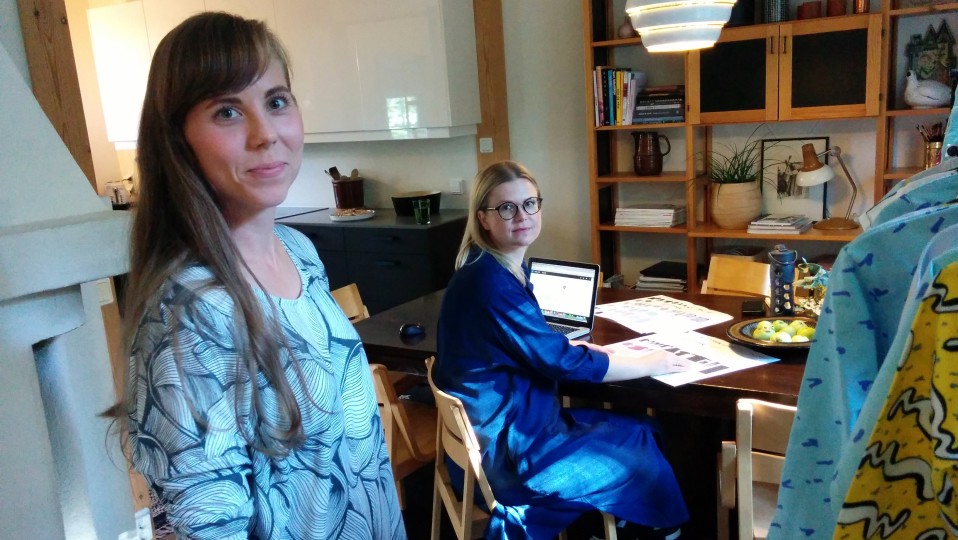 Outi Mäkinen ja Johanna Vaissi keittiössä, joka on tyypillinen työntekopaikka.