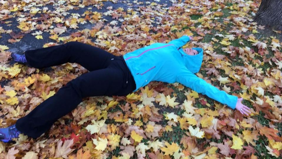 Hanna Nylén tekee enkeleitä lehtikasaan.