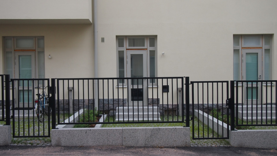 Laajan saneerauksen yhteydessä yksiöistä puhkaistiin pääsy omalle pikkupihalle.
