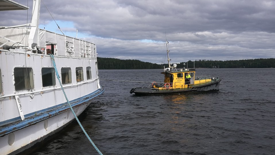 Rautu-hinaaja Blue White Eaglen takana.