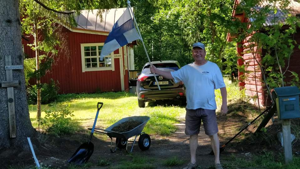 Lomaileva Antti-Pekka Mustonen heilutta pihallaan Suomen lippua.