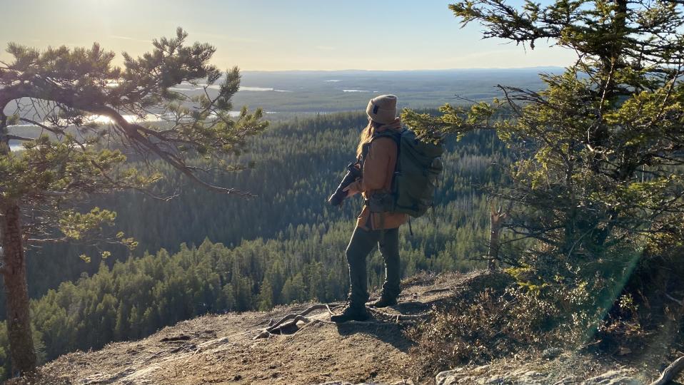 Eeva Mäkinen, valokuvaaja Konttaisella.