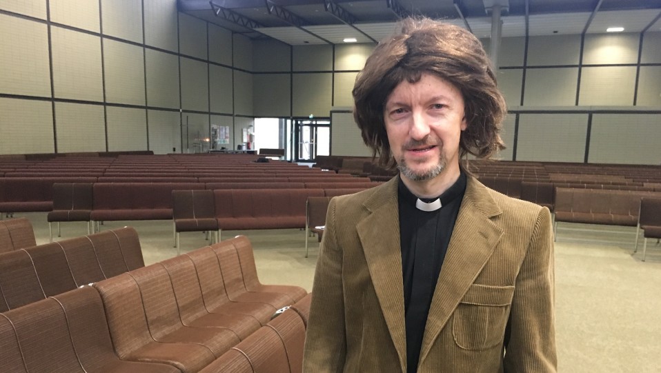 kappalainen Lasse Karppela, Kouvolan seurakunta, Kouvolan keskuskirkko, 1970-luvun asu 70-luvun kirkon 40-vuotisjuhlissa