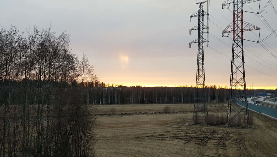 Heijastus-ala-aurinko Vantaan Ojangossa.