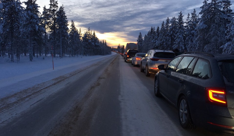 Sodankylän Kakslauttasen liikenneonnettomuus sulki Nelostien maanantaina kerryttäen vajaan parin kilometrin autojonon.