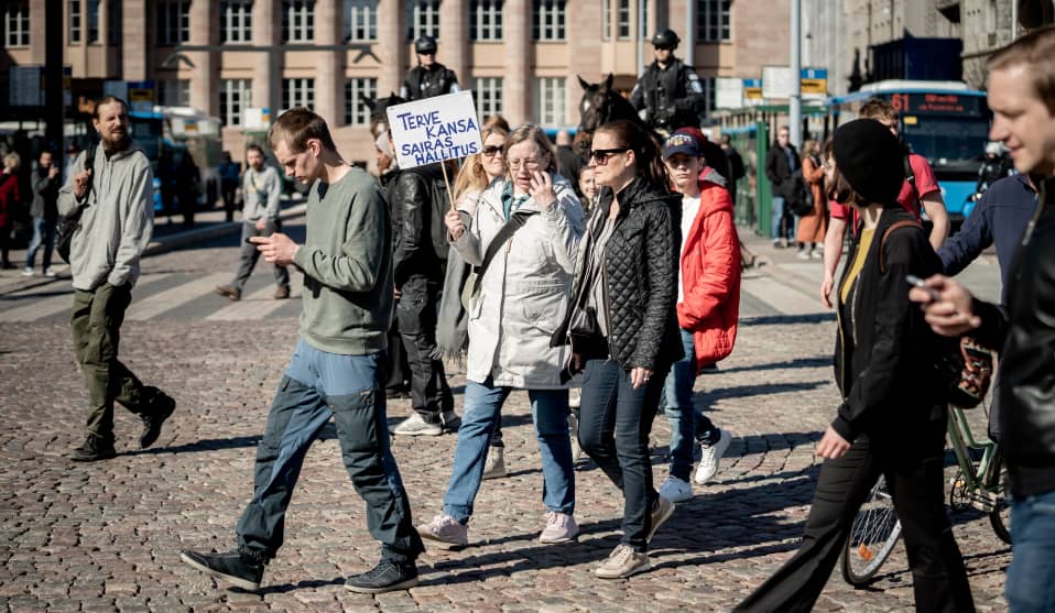 Столичная полиция задержала 17 человек во время марша протеста против коронавирусных ограничений