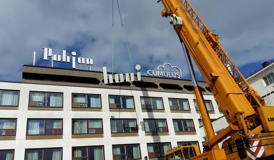 Hotelli Pohjanhovi, nimikyltti nousee katolle.