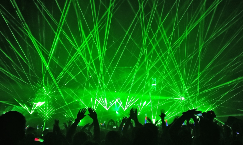 Valokuva näyttävästä Armin van Buurenin valo- ja lasershowsta.