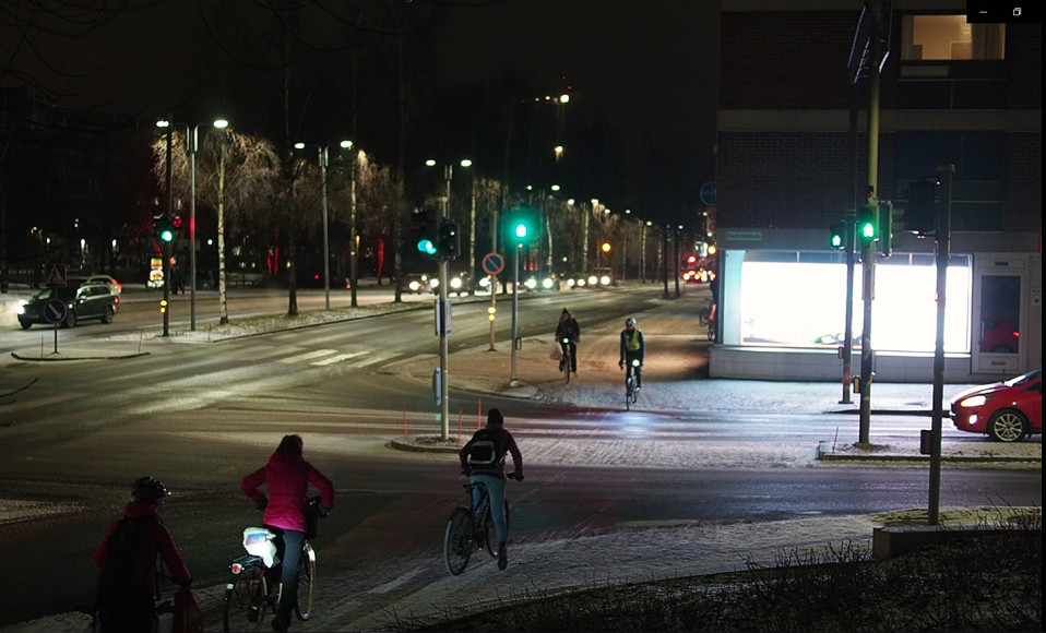 Oulun kaupungin lupaohje ulko- ja tievarsimainosten sijoittamisesta sanoo, että mainos ei saa sijaita suojatien, liikennevalojen, muuttuvan opasteen tai tiedotustaulun tai liikennemerkin lähellä etu- tai takapuolella heikentäen niiden havaitsemista.