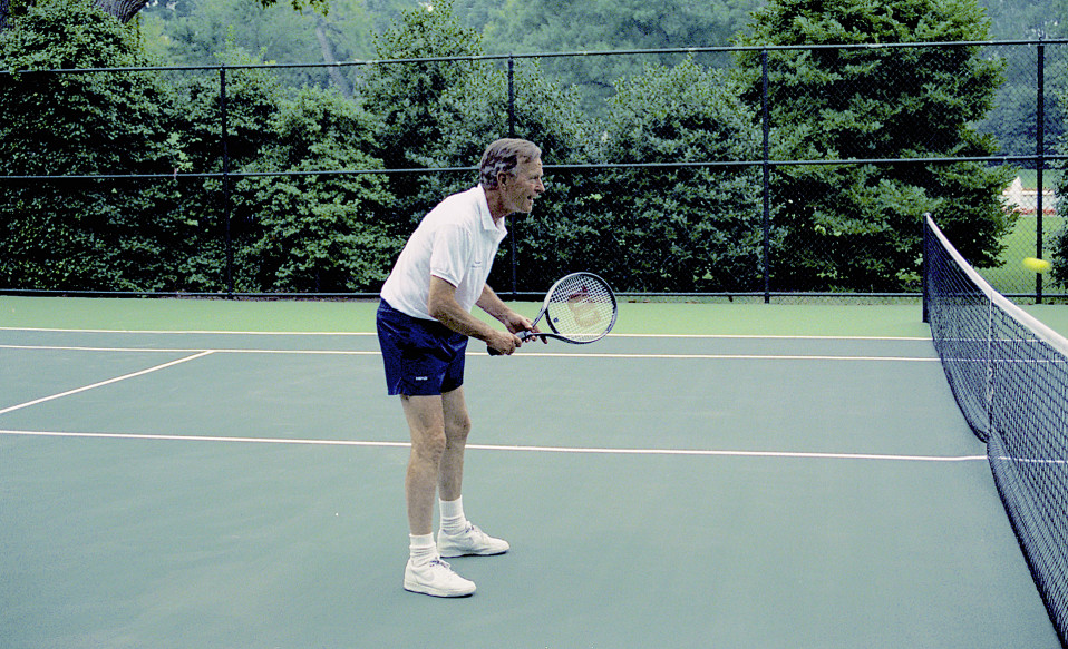 George H.W. Bush pelasi tennistä Valkoisen talon kentällä Etelä-Korean presidenttiä Roh Tae Woota vastaan osana tämän valtiovierailua heinäkuussa 1991.