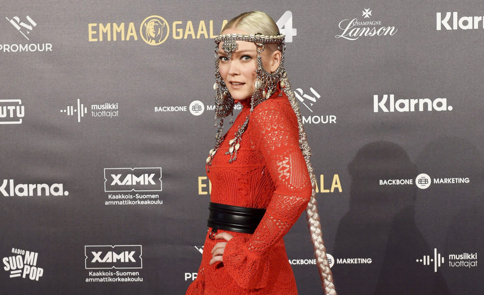 Anna Puu Emma-gaalan punaisella matolla Helsingissä.