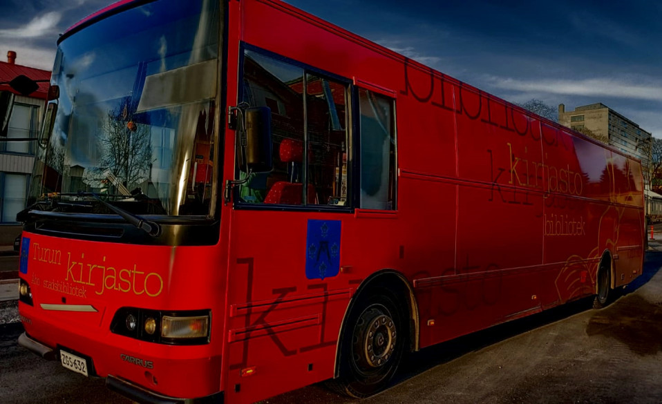 Vanha kirjastoauto, joka korvataan sähköbussilla.