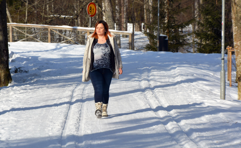VIlma Vallenius kävelee puistossa