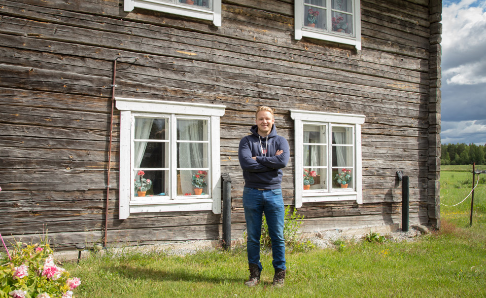 Jussi Hautamäki Vallinmaan tilan päärakennuksen edustalla.
