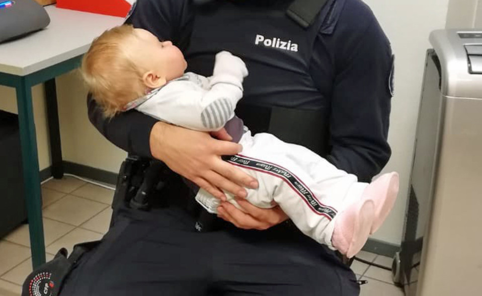 Vauva poliisin sylissä