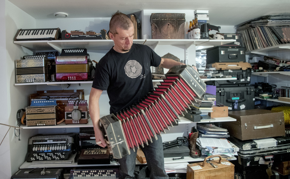 Kimmo Pojosella on työhuoneellaan ympäri maailmaa tuotuja harmonikkasoittimia.