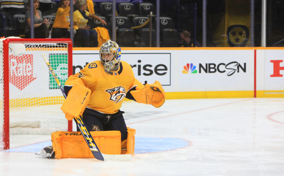 Juuse Saros i gul Nashvilletröja under en match.