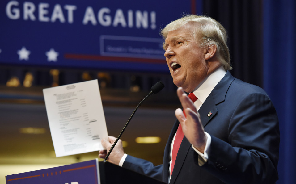 Donald Trump heiluttaa varallisuuttaan esittelevää paperia ilmoittaessaan pyrkivänsä Yhdysvaltain presidentiksi Trump Towerissa, New Yorkissa, 16. kesäkuusa 2015.
