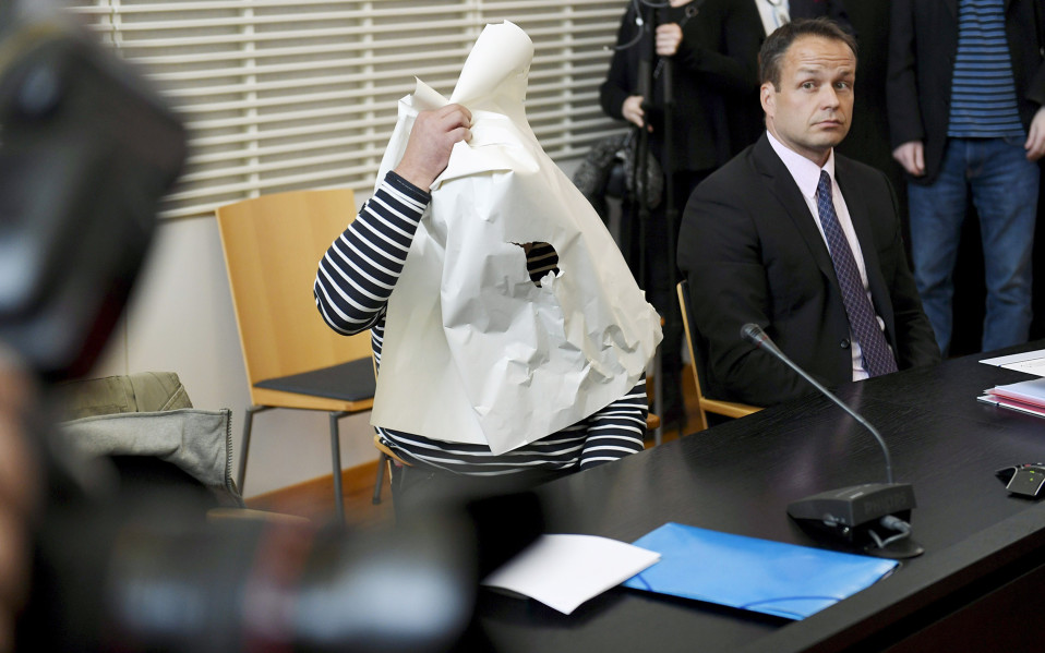 Epäilty virolainen mies ja hänen asianajaja Jukka Pasanen (oik.) Vantaan käräjäoikeudessa 25. syyskuuta