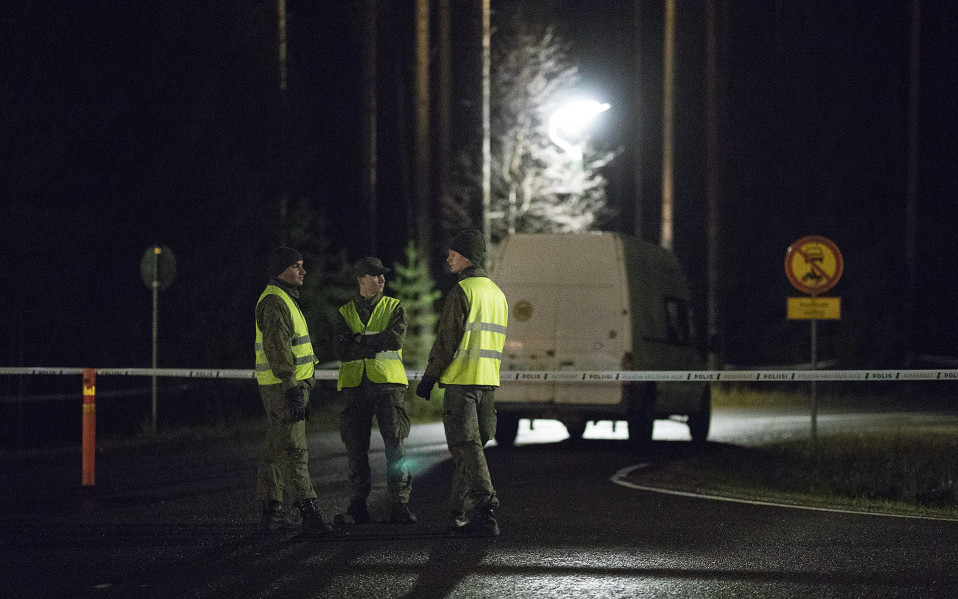 Poliisi ja puolustusvoimat eristivät tutkittavaa aluetta Kuortin ABC-asemalla Pertunmaalla 19. lokakuuta